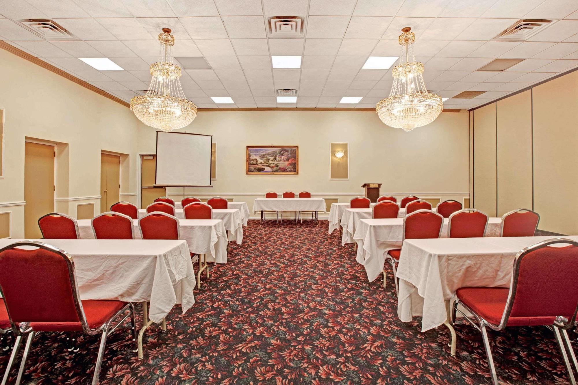 Отель Ramada By Wyndham Флемингтон Экстерьер фото